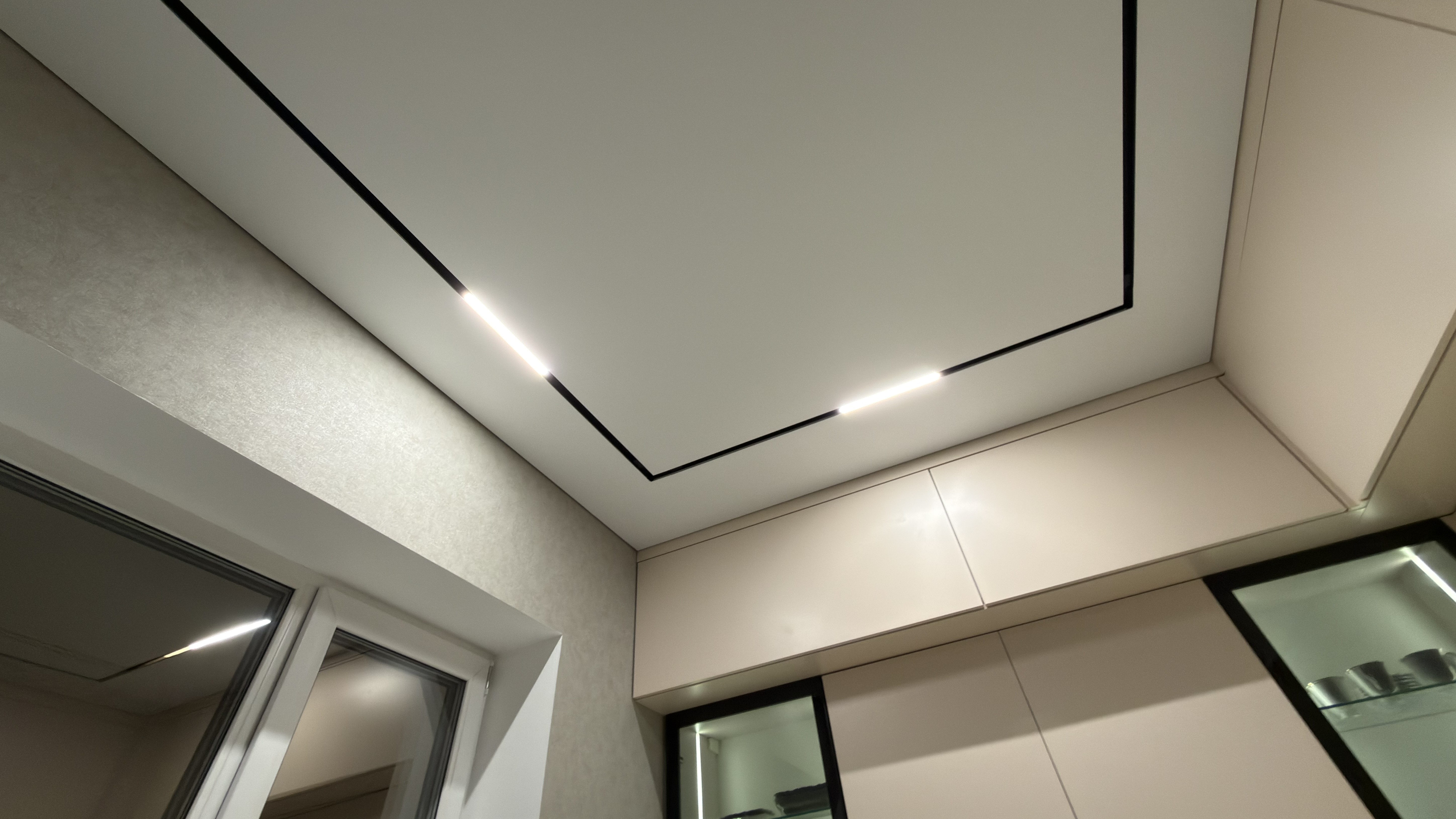 Парящий натяжной потолок с LED подсветкой