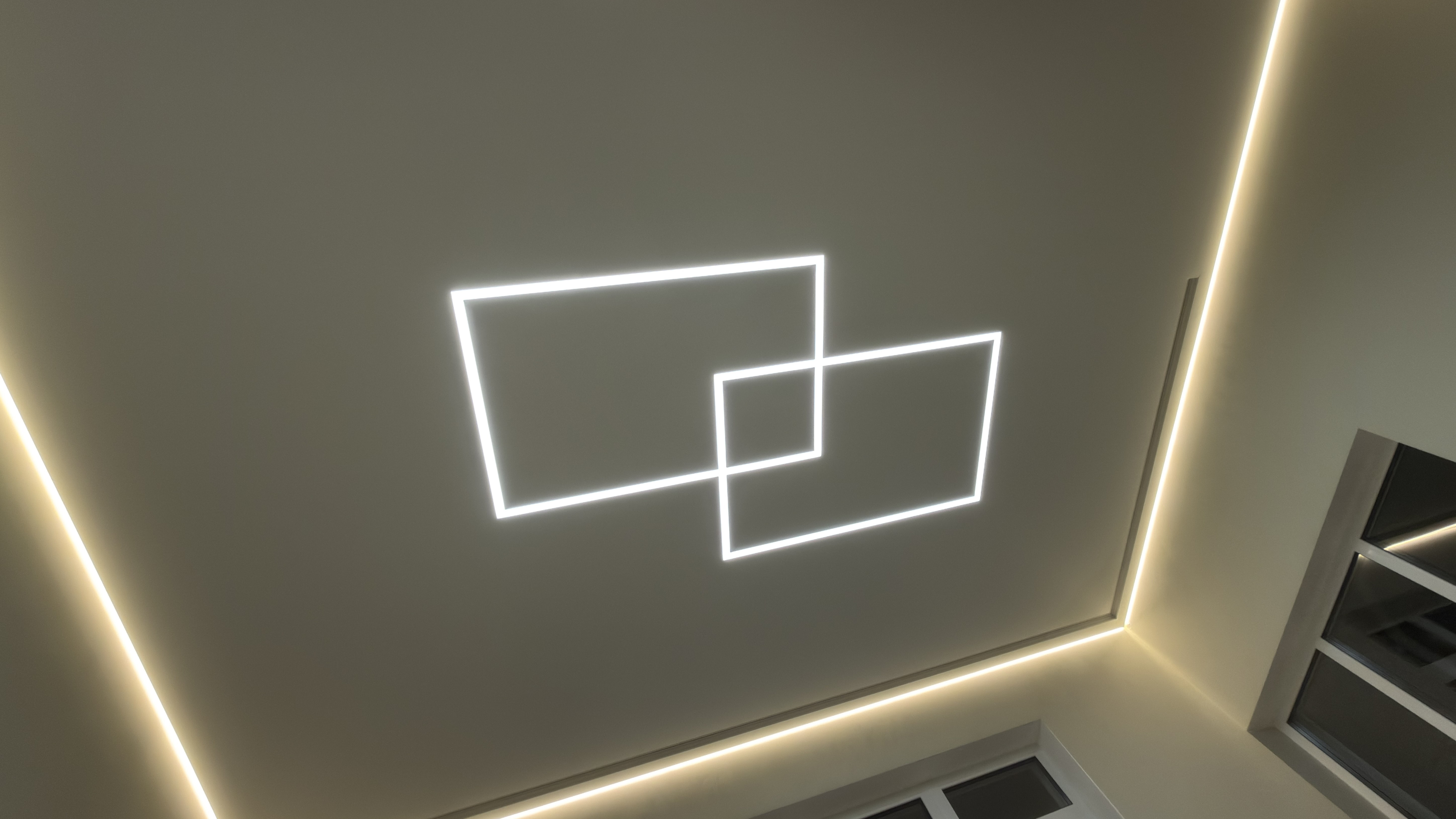 Световые линии в натяжном потолке